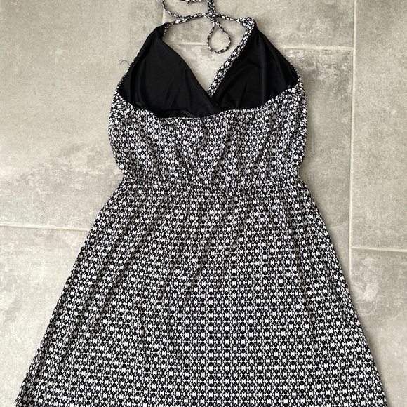 BCBGeneration White & Black Printed Surplice Halter V-Neck Knee Length Dress XS - Picture 2 of 4